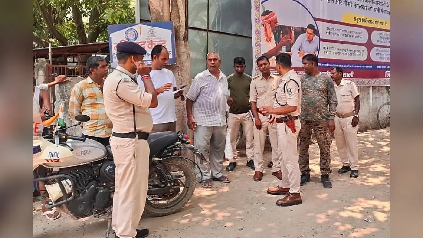 ‘पीछे देखिए, कपड़ा फंसा है…’ कहकर ध्यान भटकाया, झोला काट वैशाली में रिटायर्ड फौजी के ₹50 हजार उड़ाए